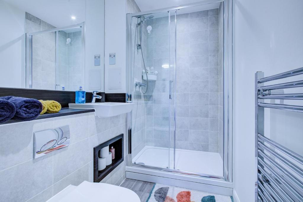 Luxury 2 Bed Flat In A New Block In East Acton Apartment Londra Exterior foto