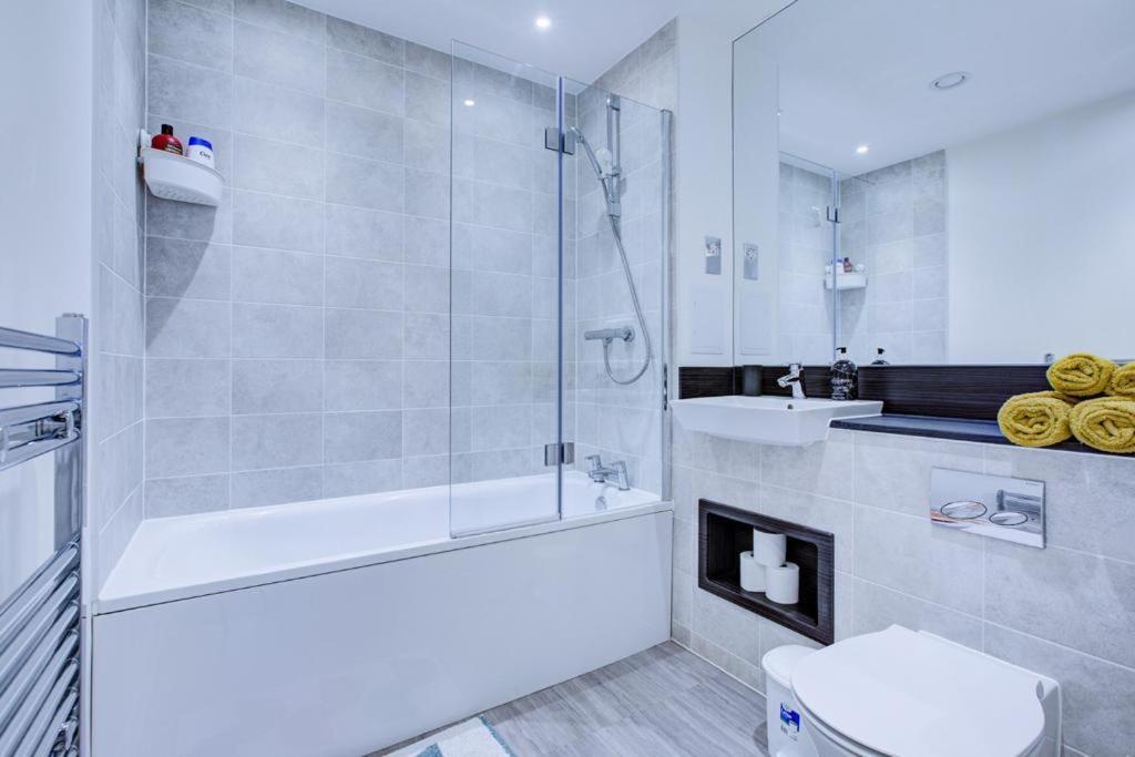 Luxury 2 Bed Flat In A New Block In East Acton Apartment Londra Exterior foto