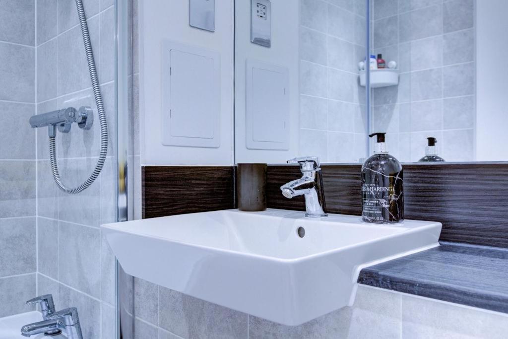 Luxury 2 Bed Flat In A New Block In East Acton Apartment Londra Exterior foto